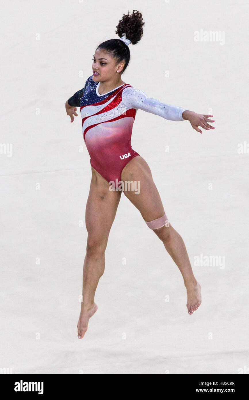 Rio de Janeiro, Brésil. 9 août 2016. Lauren Hernandez (USA) effectue l'exercice au sol dans le cadre de l'épreuve qui l'équipe de gymnastique féminine Banque D'Images