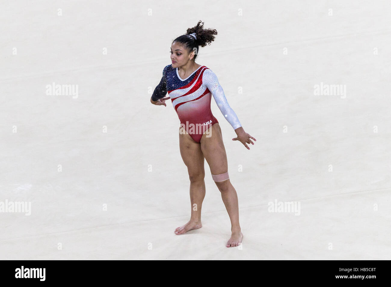 Rio de Janeiro, Brésil. 9 août 2016. Lauren Hernandez (USA) effectue l'exercice au sol dans le cadre de l'épreuve qui l'équipe de gymnastique féminine Banque D'Images