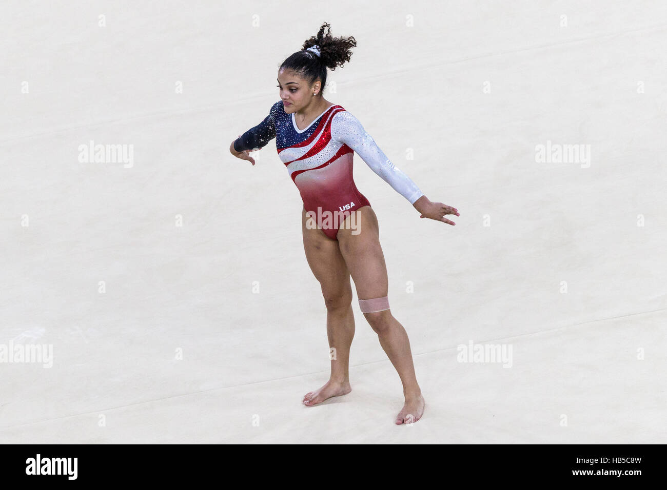 Rio de Janeiro, Brésil. 9 août 2016. Lauren Hernandez (USA) effectue l'exercice au sol dans le cadre de l'épreuve qui l'équipe de gymnastique féminine Banque D'Images