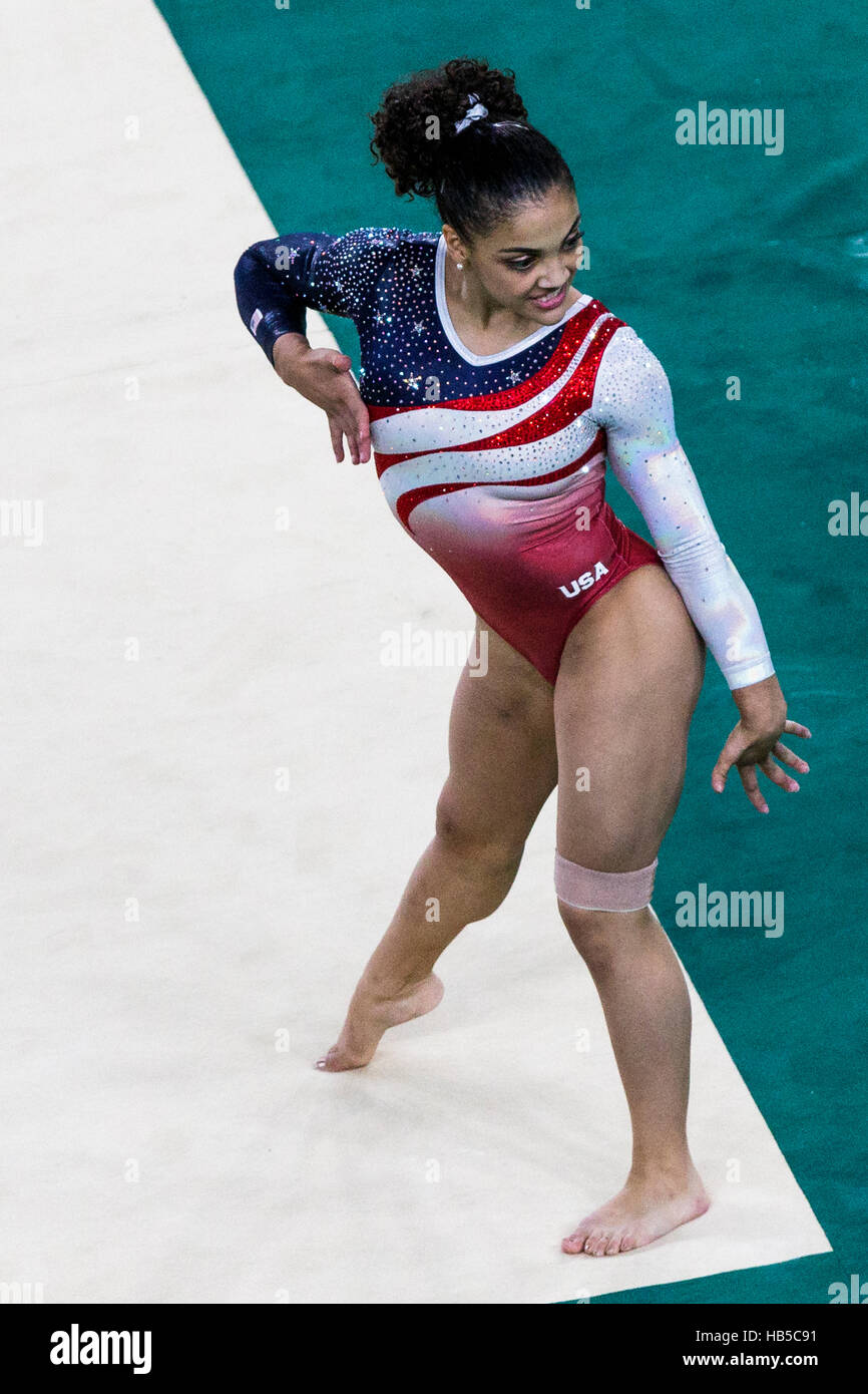 Rio de Janeiro, Brésil. 9 août 2016. Lauren Hernandez (USA) effectue l'exercice au sol dans le cadre de l'épreuve qui l'équipe de gymnastique féminine Banque D'Images