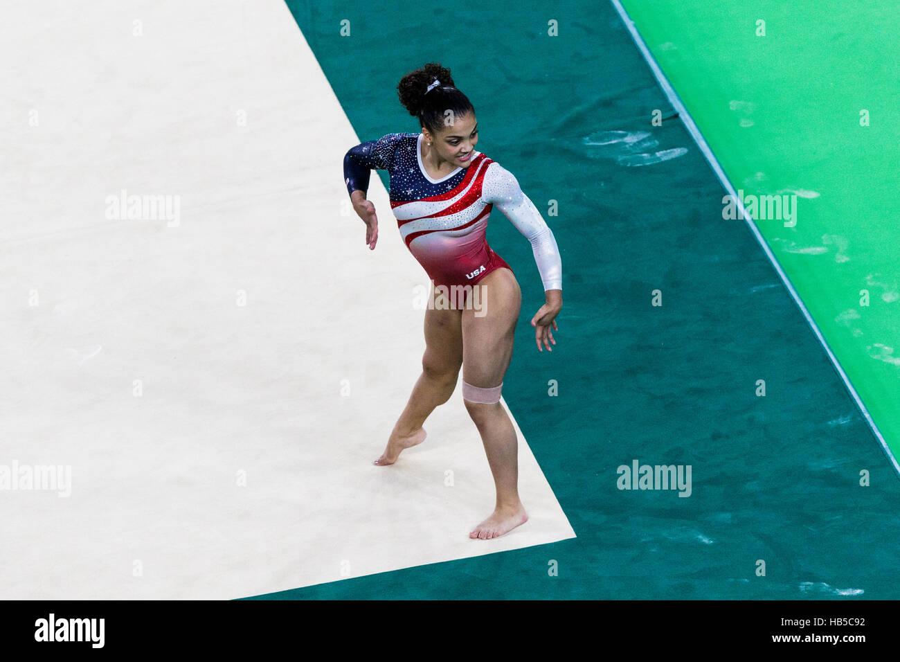 Rio de Janeiro, Brésil. 9 août 2016. Lauren Hernandez (USA) effectue l'exercice au sol dans le cadre de l'épreuve qui l'équipe de gymnastique féminine Banque D'Images