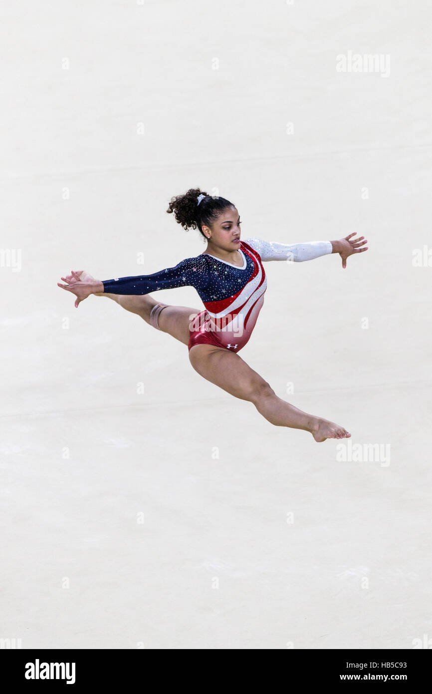 Rio de Janeiro, Brésil. 9 août 2016. Lauren Hernandez (USA) effectue l'exercice au sol dans le cadre de l'épreuve qui l'équipe de gymnastique féminine Banque D'Images