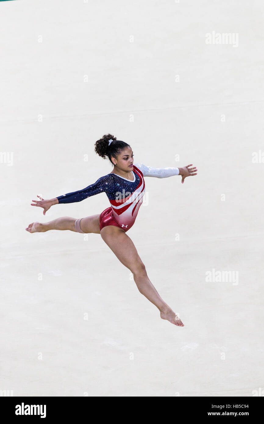 Rio de Janeiro, Brésil. 9 août 2016. Lauren Hernandez (USA) effectue l'exercice au sol dans le cadre de l'épreuve qui l'équipe de gymnastique féminine Banque D'Images