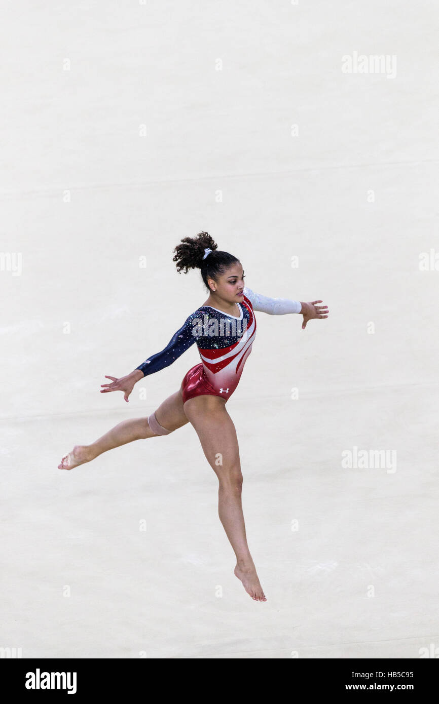 Rio de Janeiro, Brésil. 9 août 2016. Lauren Hernandez (USA) effectue l'exercice au sol dans le cadre de l'épreuve qui l'équipe de gymnastique féminine Banque D'Images