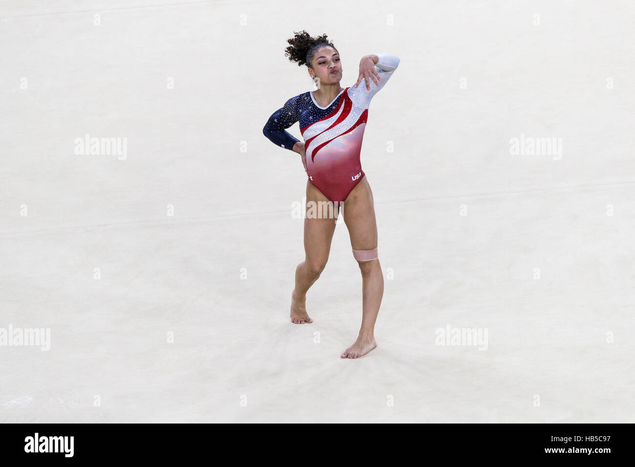 Rio de Janeiro, Brésil. 9 août 2016. Lauren Hernandez (USA) effectue l'exercice au sol dans le cadre de l'épreuve qui l'équipe de gymnastique féminine Banque D'Images
