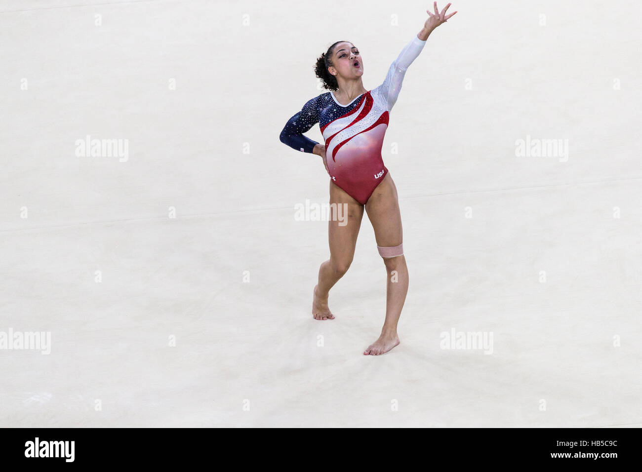 Rio de Janeiro, Brésil. 9 août 2016. Lauren Hernandez (USA) effectue l'exercice au sol dans le cadre de l'épreuve qui l'équipe de gymnastique féminine Banque D'Images