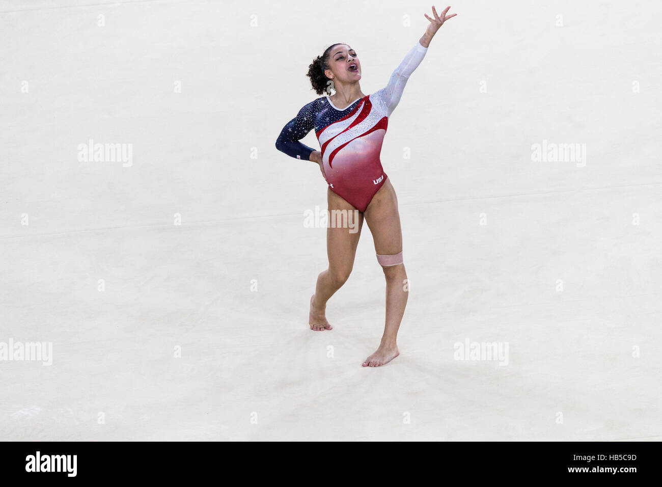 Rio de Janeiro, Brésil. 9 août 2016. Lauren Hernandez (USA) effectue l'exercice au sol dans le cadre de l'épreuve qui l'équipe de gymnastique féminine Banque D'Images