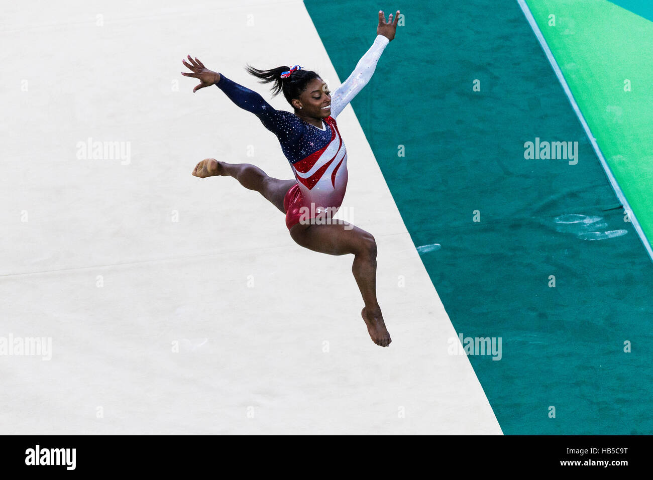 Rio de Janeiro, Brésil. 9 août 2016. Simone Biles (USA) effectue l'exercice au sol dans le cadre de l'épreuve qui l'équipe de gymnastique féminine à th Banque D'Images
