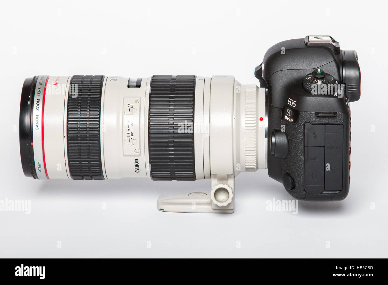 Canon 5D Mark IV avec appareil photo Canon EF 70-200 mm f/4 USM II sur un  fond blanc Photo Stock - Alamy