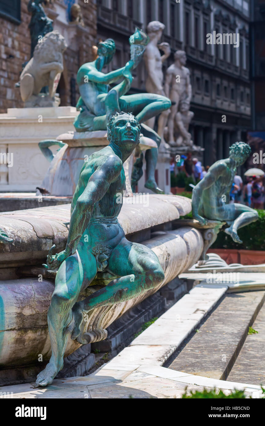 Sculptures en bronze mythique de Charybde en Scylla et le piédestal de la célèbre statue de Neptune à Florence, Italie Banque D'Images