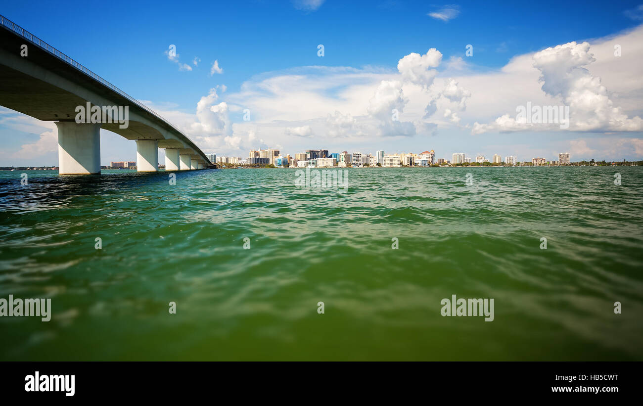 Centre-ville de Sarasota, Floride cityscape skyline et le pont sur la baie de Sarasota Banque D'Images