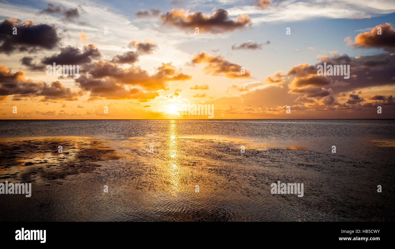 Coucher du soleil tropical sur le golfe du Mexique, dans les Florida Keys Banque D'Images