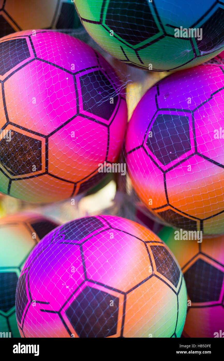 Ballons multicolores dans un filet en plastique. Banque D'Images