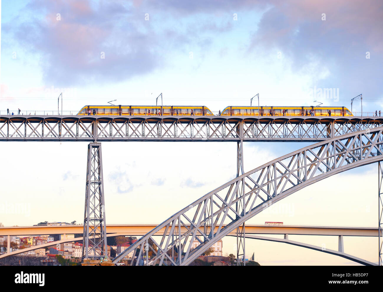 Porto tramway sur le Pont Dom Luis I. Portugal Banque D'Images