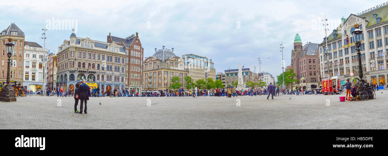 AMSTERDAM, Pays-Bas - le 21.09.2015 : vue panoramique sur la place du Dam avec de nombreux touristes d'un jour d'automne Banque D'Images