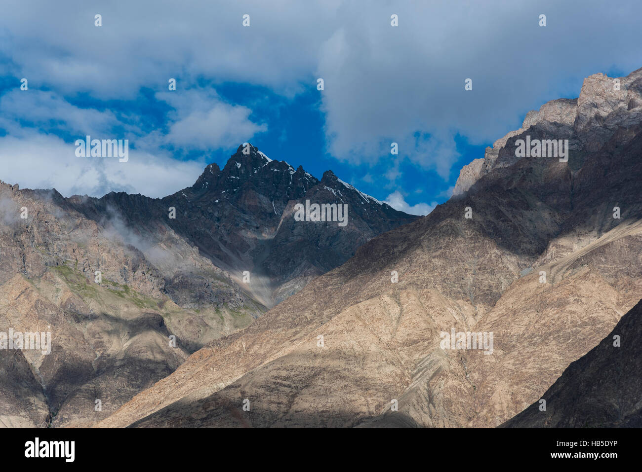 Les pics des montagnes vu depuis la vallée de Nubra au Ladakh, Inde, Asie Banque D'Images