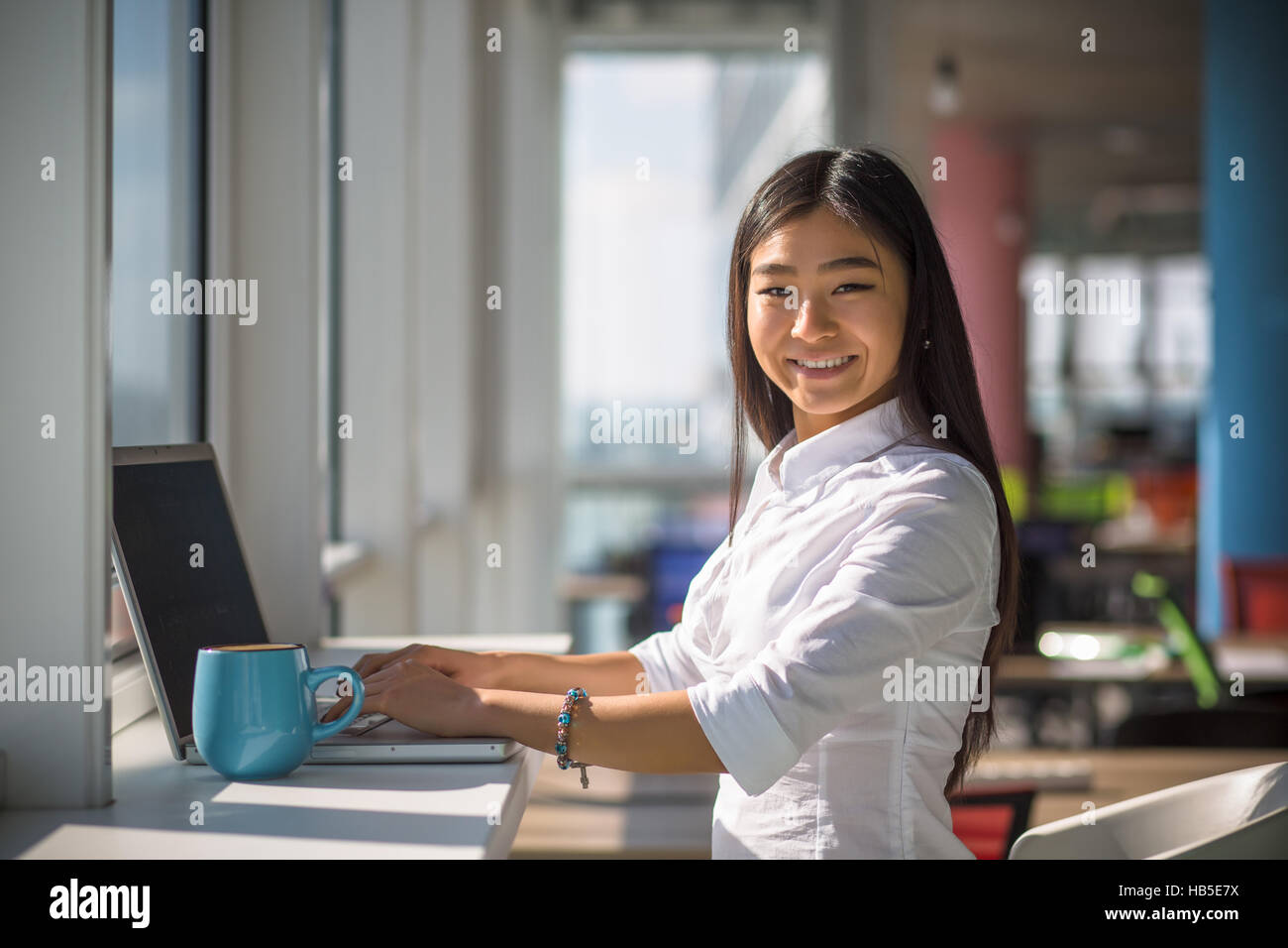 Businesswoman working on laptop computer Banque D'Images