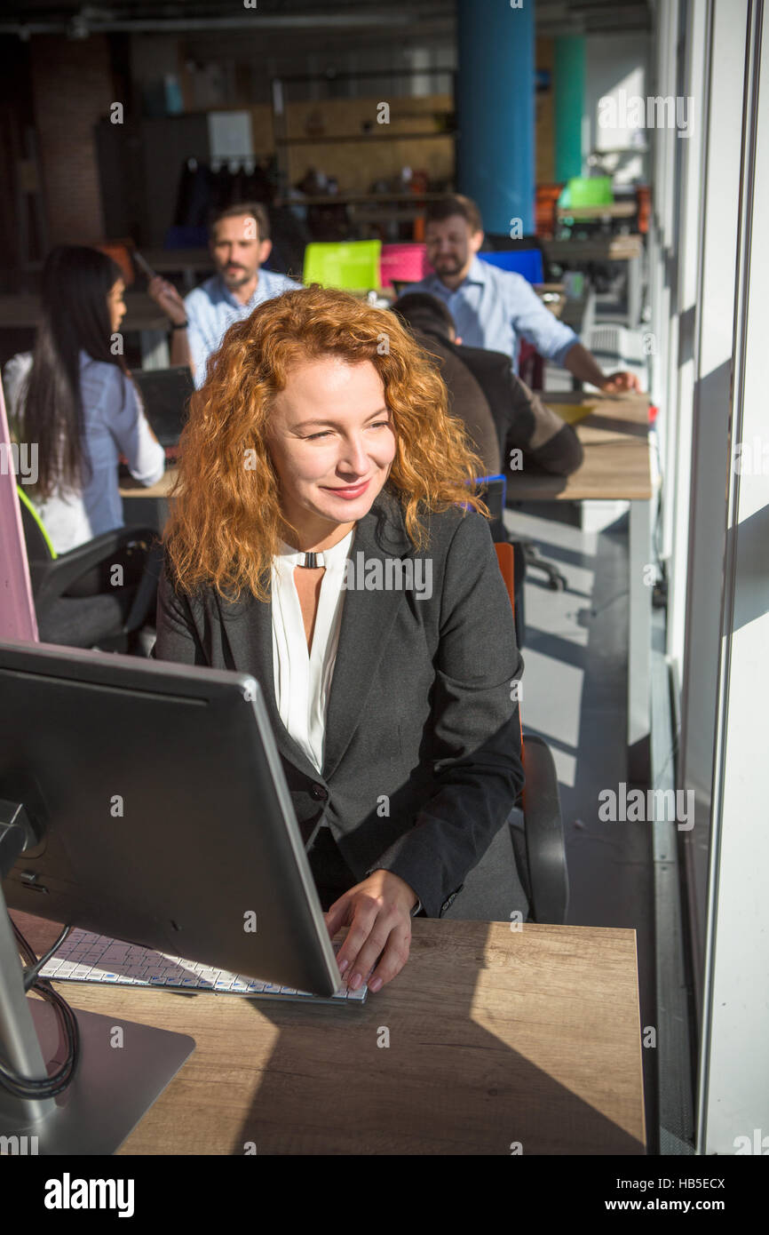 Businesswoman working on computer Banque D'Images