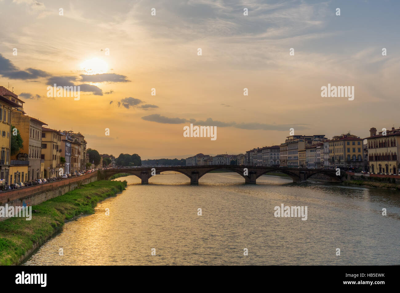 Le Ponte Santa Trinita à Florence, en Italie, au coucher du soleil Banque D'Images