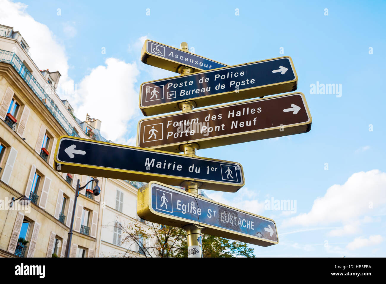 Photo de panneaux de direction à Paris, France Banque D'Images