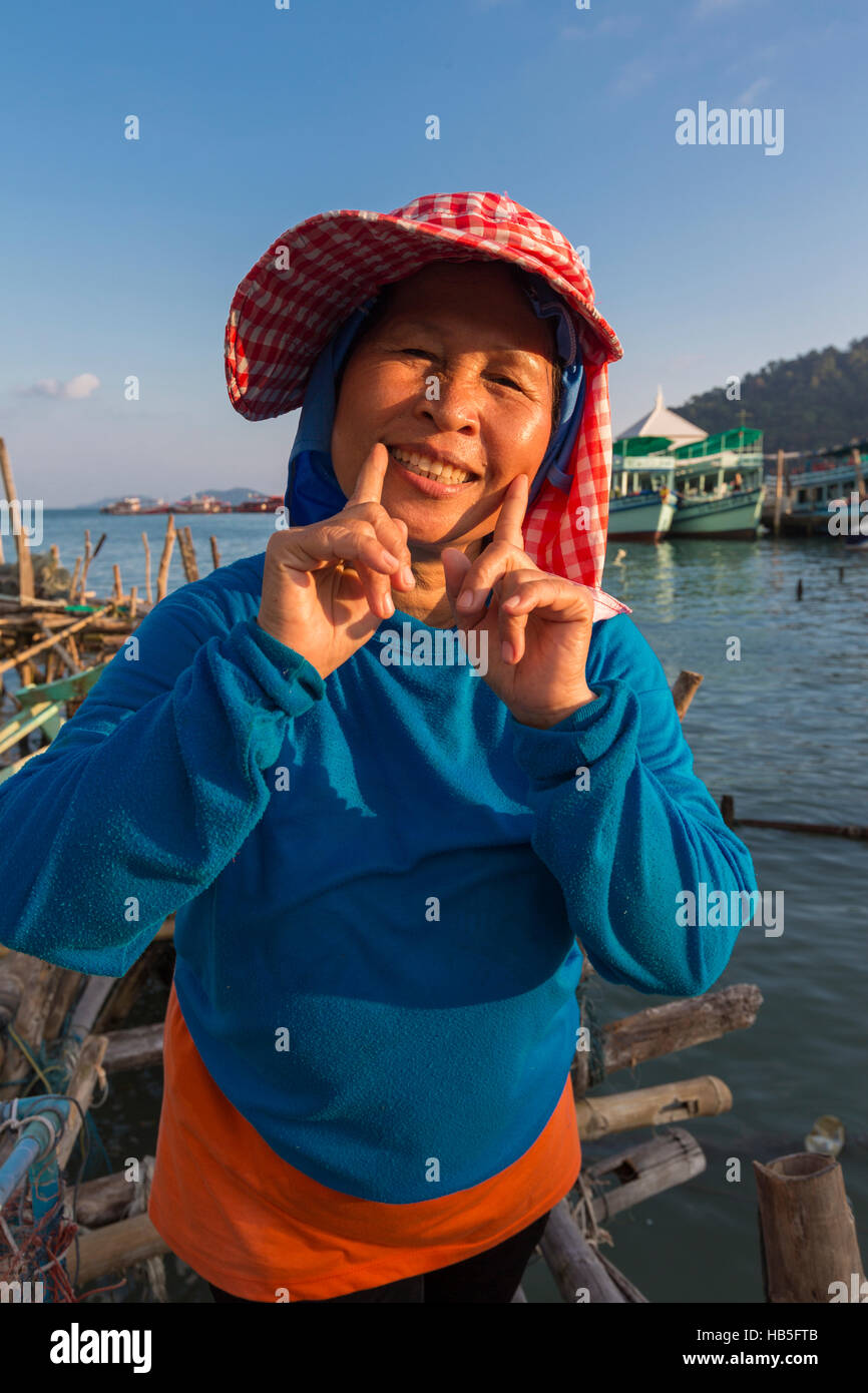Portrait of smiling senior femme asiatique thaïlandaise au port de Bang Bao Banque D'Images
