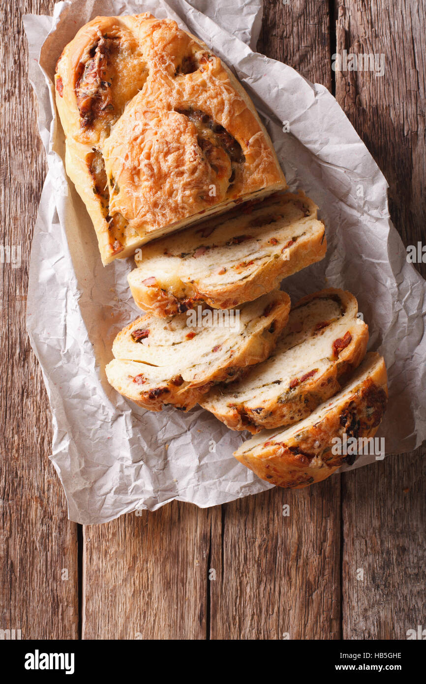 Tranches de pain farci au fromage et bacon et tomates séchées sur la table.  vertical Vue de dessus Photo Stock - Alamy