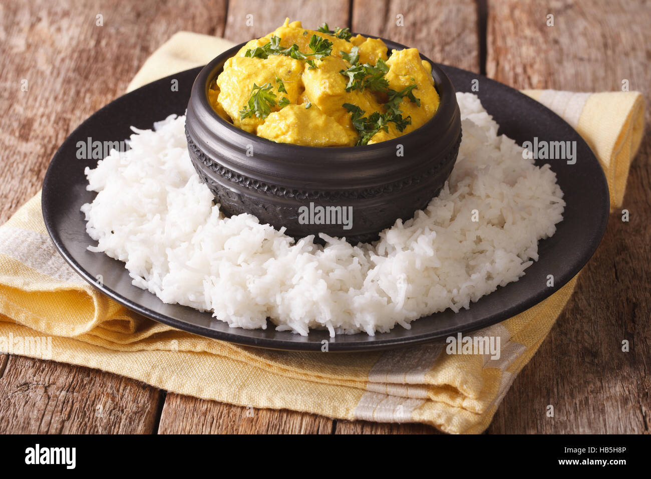 Poulet Korma sur une sauce crémeuse légèrement épicé close-up. La cuisine indienne. L'horizontale Banque D'Images