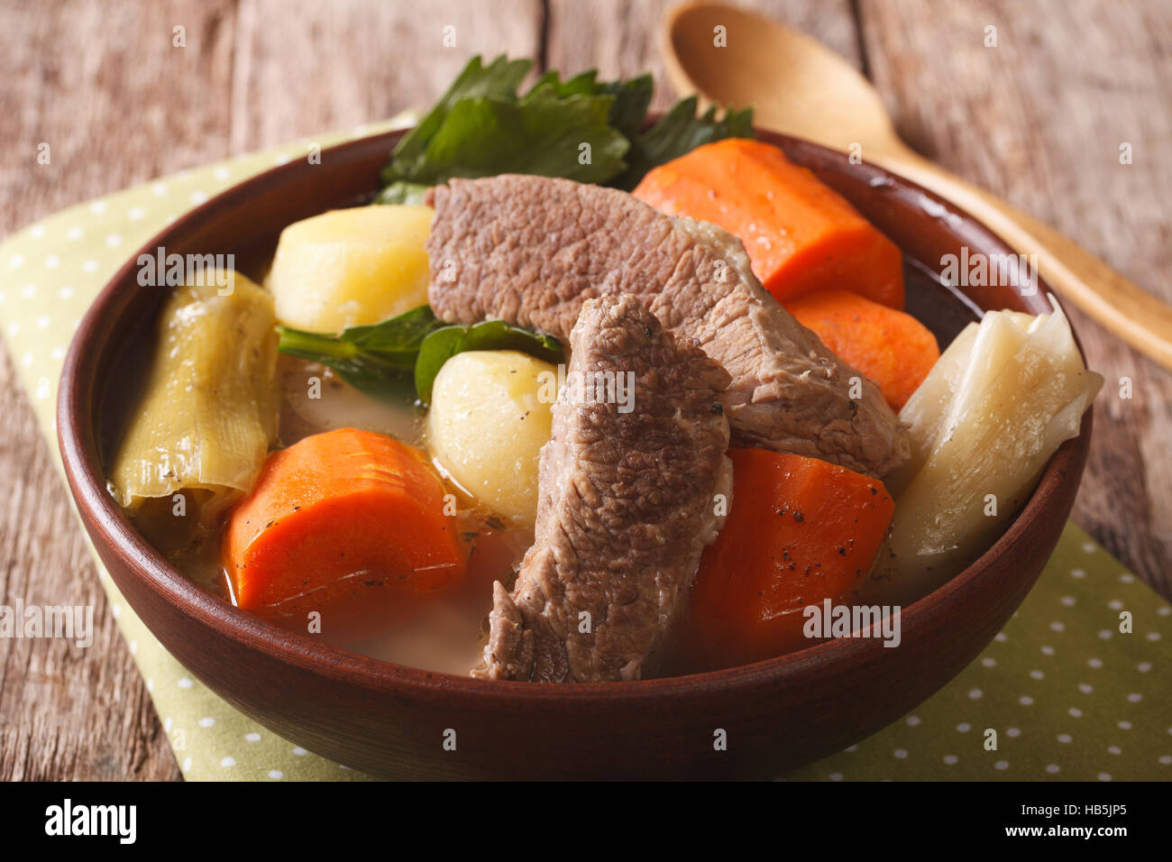 Soupe de boeuf chaudes faites maison avec des légumes close up dans un bol sur la table horizontale. Banque D'Images