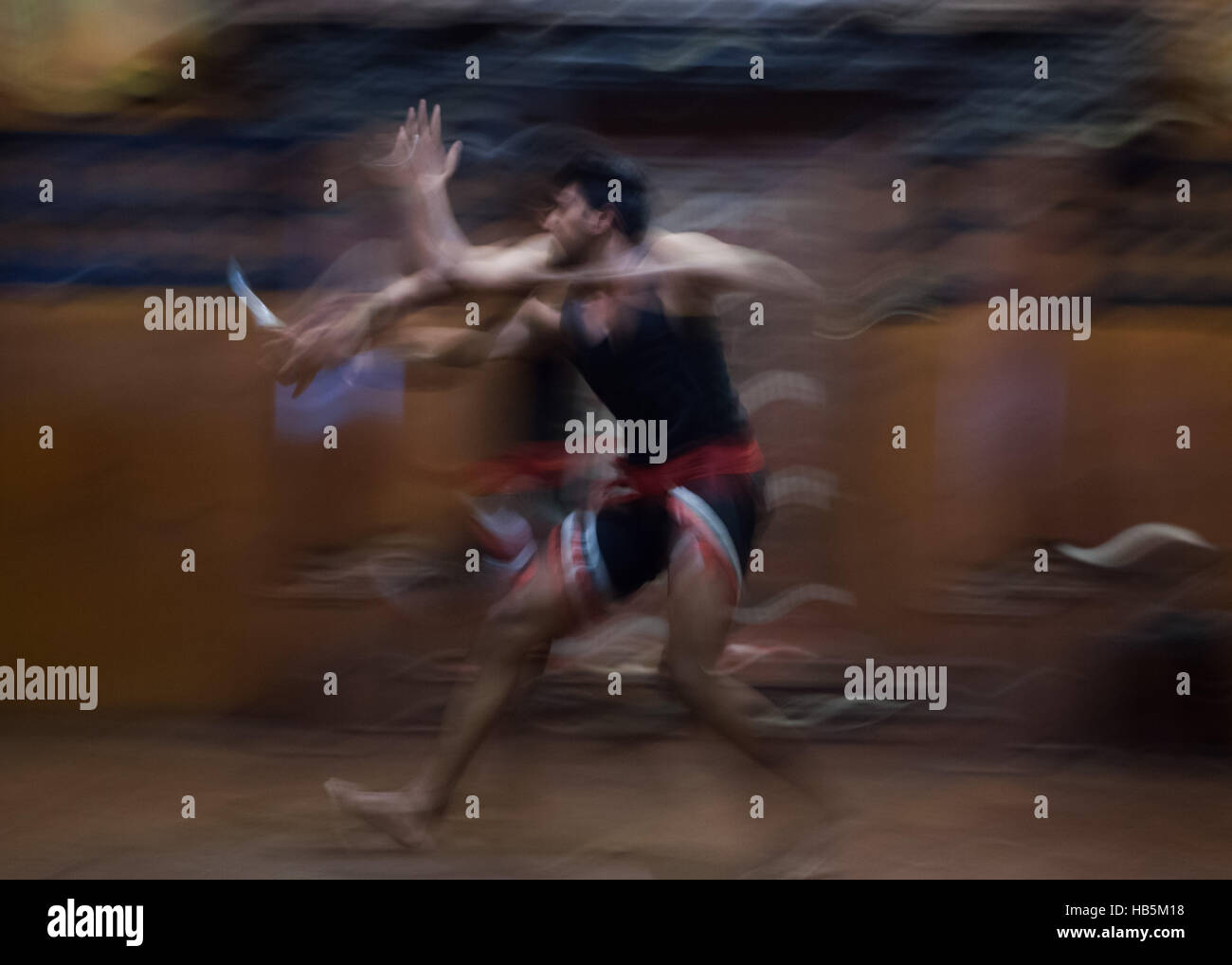 Arts martiaux Kalaripayattu action dans le Kerala Kathakali Centre à