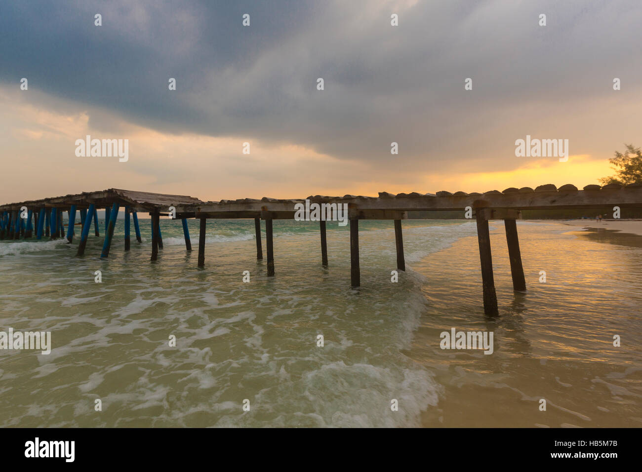 Le coucher du soleil et jetée de l'île de Koh Rong, au Cambodge, en Asie du sud-est Banque D'Images