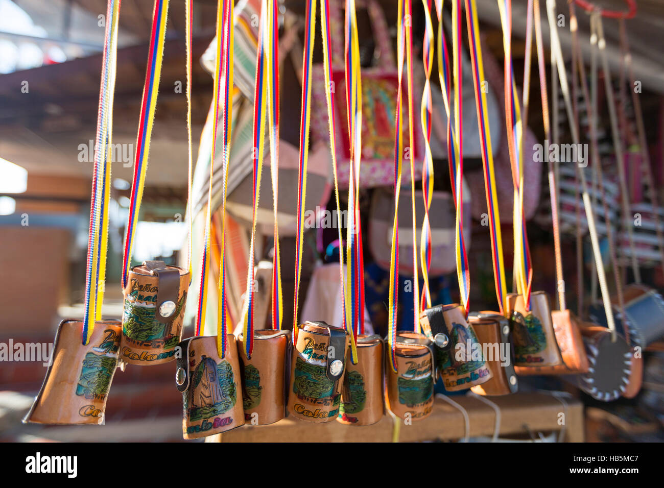 Fabriquées dans des sacs en cuir pour les vendre au marché de Guatape, Colombie Banque D'Images