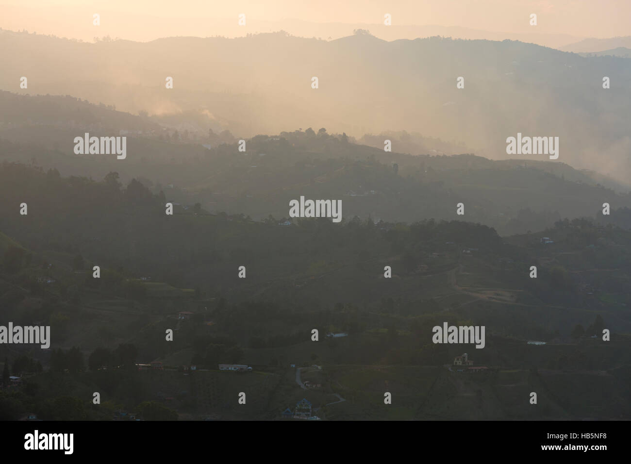 Coucher du soleil et montagnes à Guatape en Antioquia, Colombie Banque D'Images