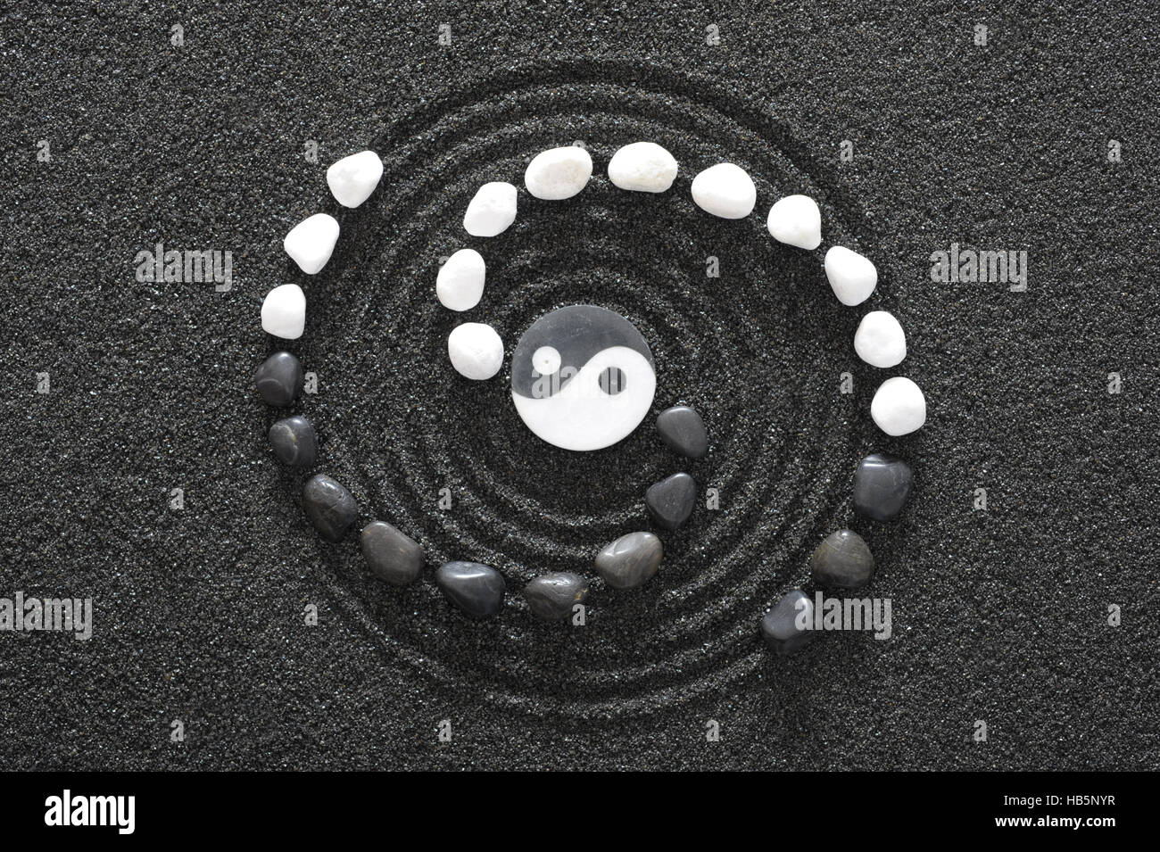 Jardin zen japonais avec des pierres Yin Yang Banque D'Images