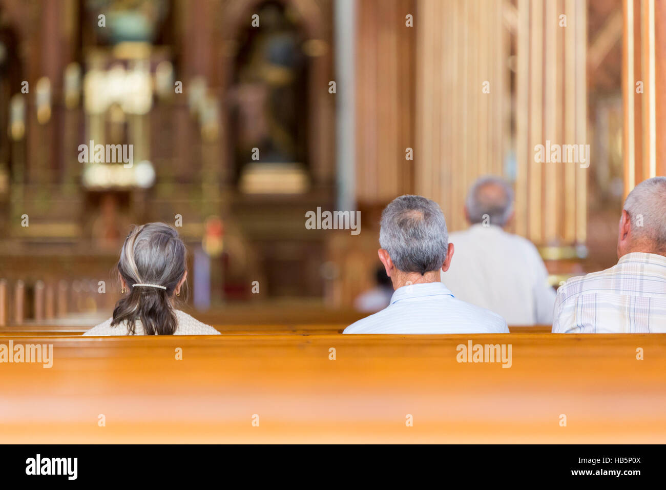 Les gens priaient à l'église de Guatape Banque D'Images