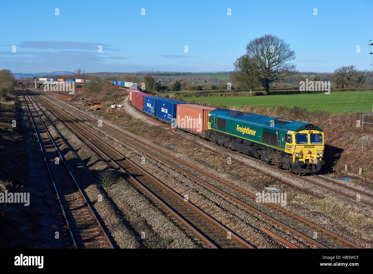 Freightliner 66566 tête en bas l'autopont Bishton Bishton au sud du Pays de Galles avec 4O70 Wentloog - Southampton le 18 Feb 2016 liner. Banque D'Images