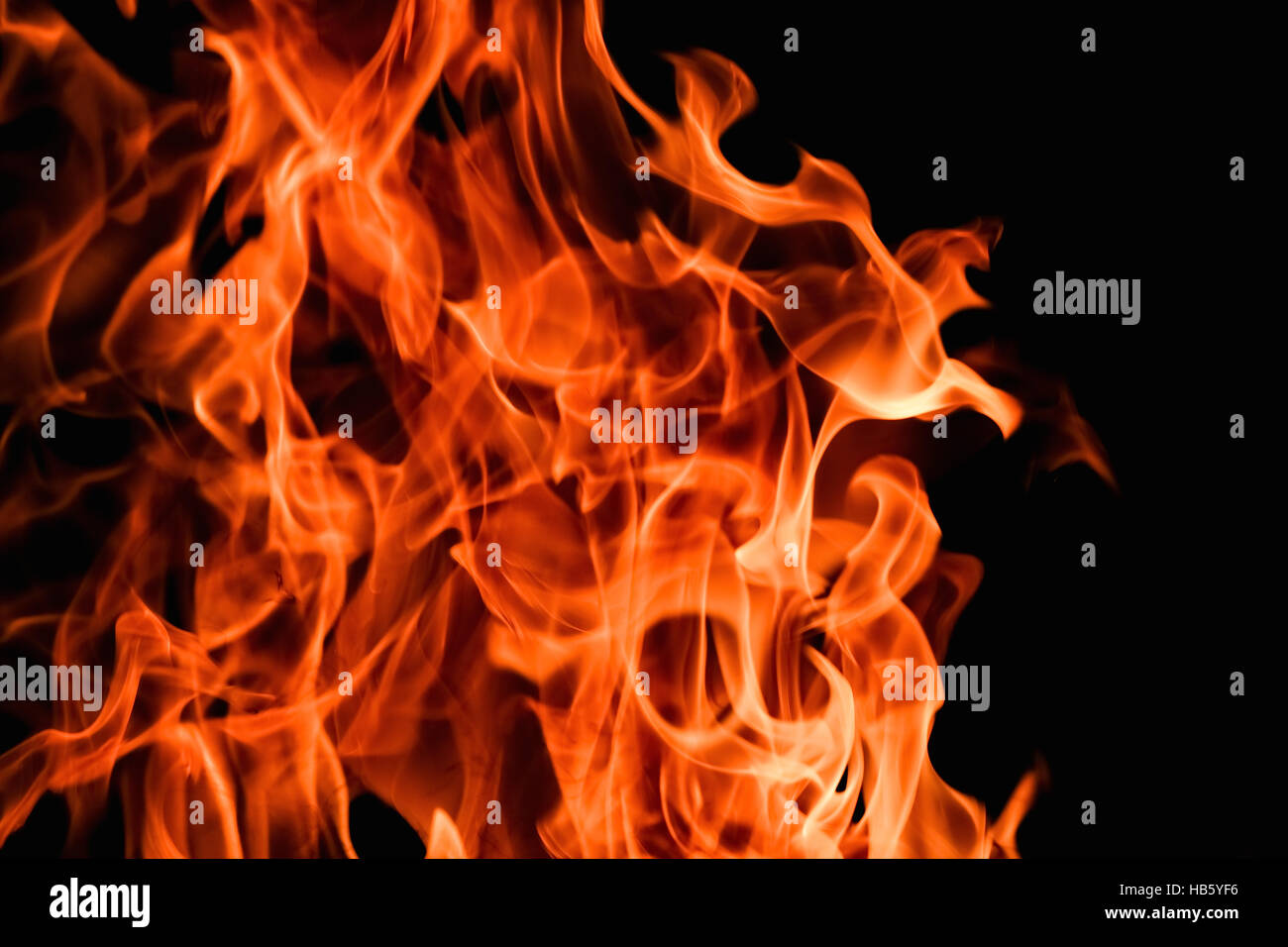 Flammes feu faisant rage rouge fond noir Banque D'Images Flammes feu faisant rage rouge fond noir Banque D'Images