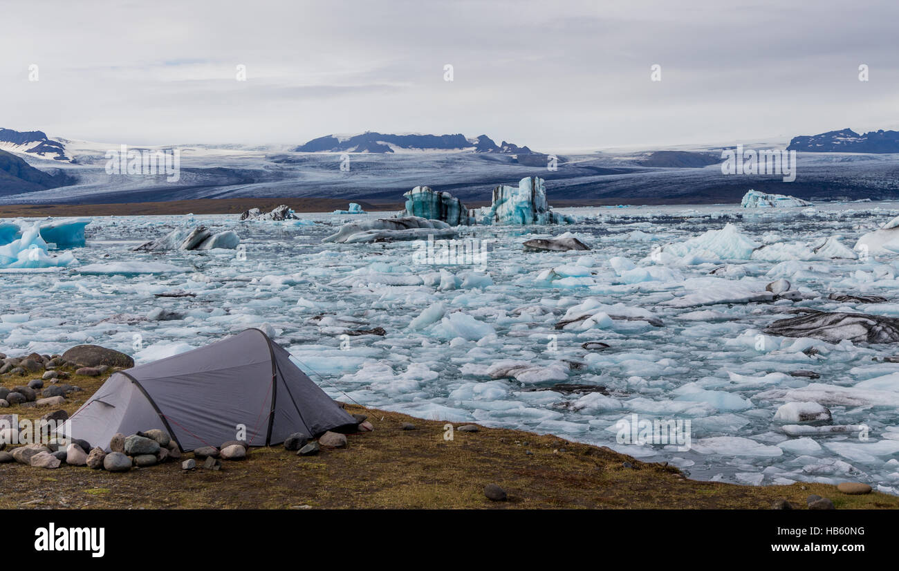 Une tente sur le glacier Lagoon dans le sud de l'Islande Banque D'Images