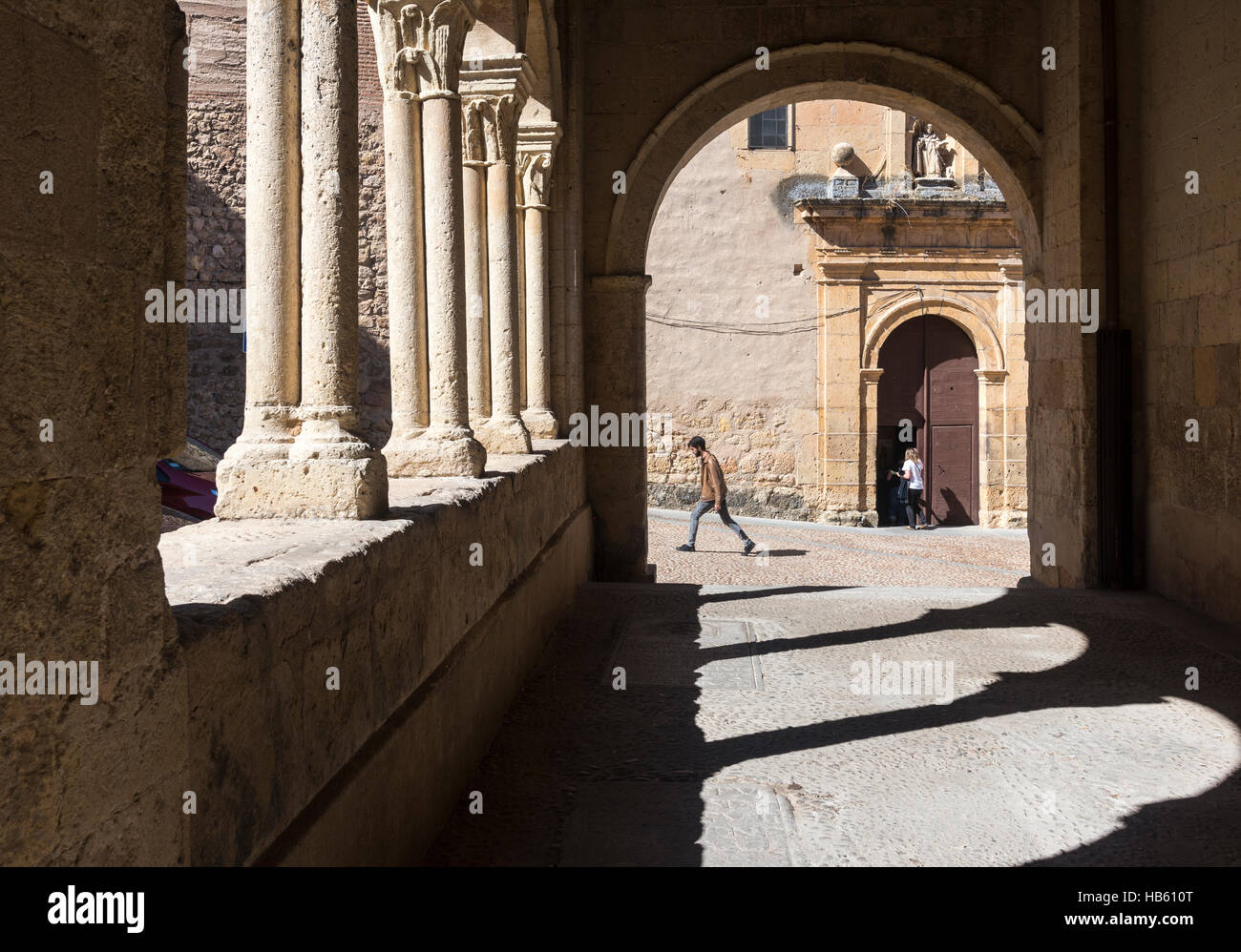 En regardant vers le monastère de Santo Domingo de Guzmán à arcades de l'entrée de l'église Santisima Trinidad, la Plaza de La Trinidad, Segovia, Espagne Banque D'Images