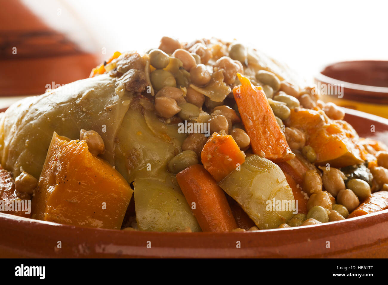 Plat traditionnel marocain avec couscous close up on white background Banque D'Images