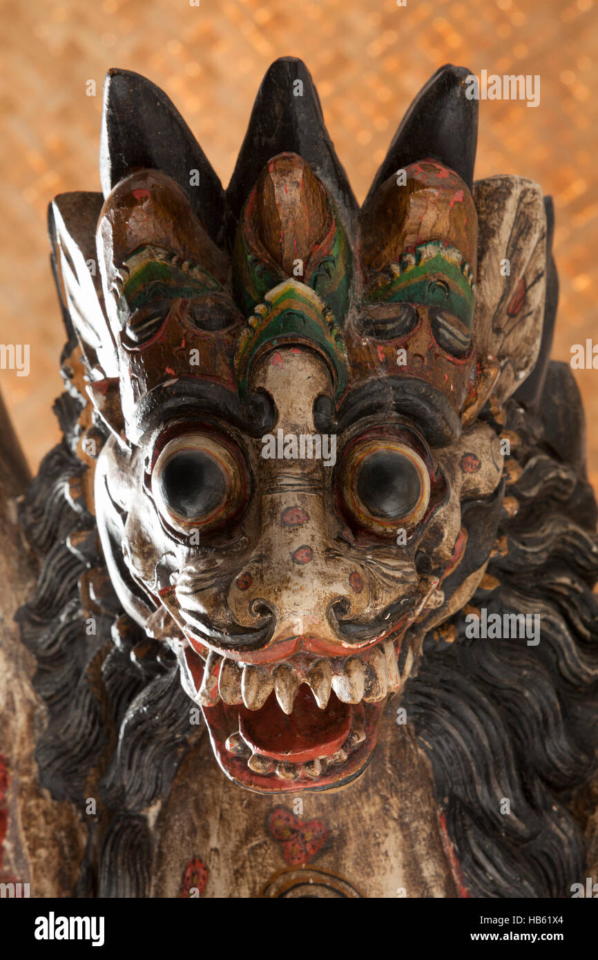 Tête d'un vieux Balinais en bois singha, un lion ailé Banque D'Images