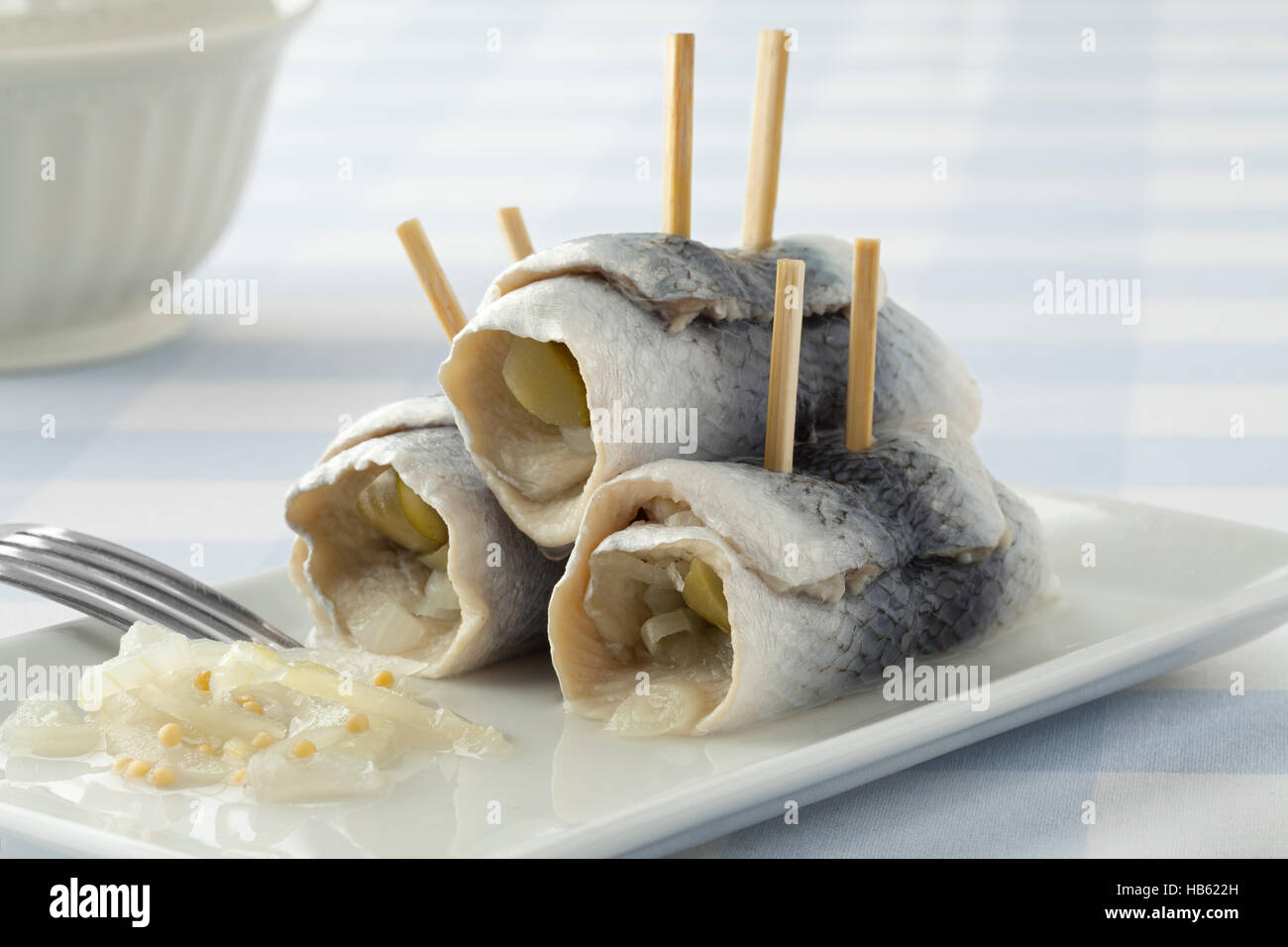 Rollmops traditionnels, filets de harengs marinés farcis,sur un plat Banque D'Images