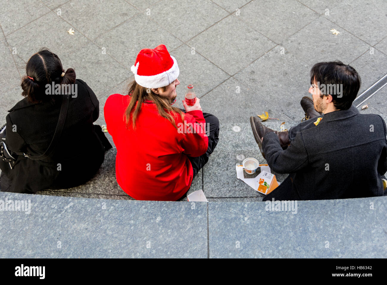 Santa s'arrête pour la boisson et un peu de déjeuner à Londres, Angleterre, Royaume-Uni Banque D'Images