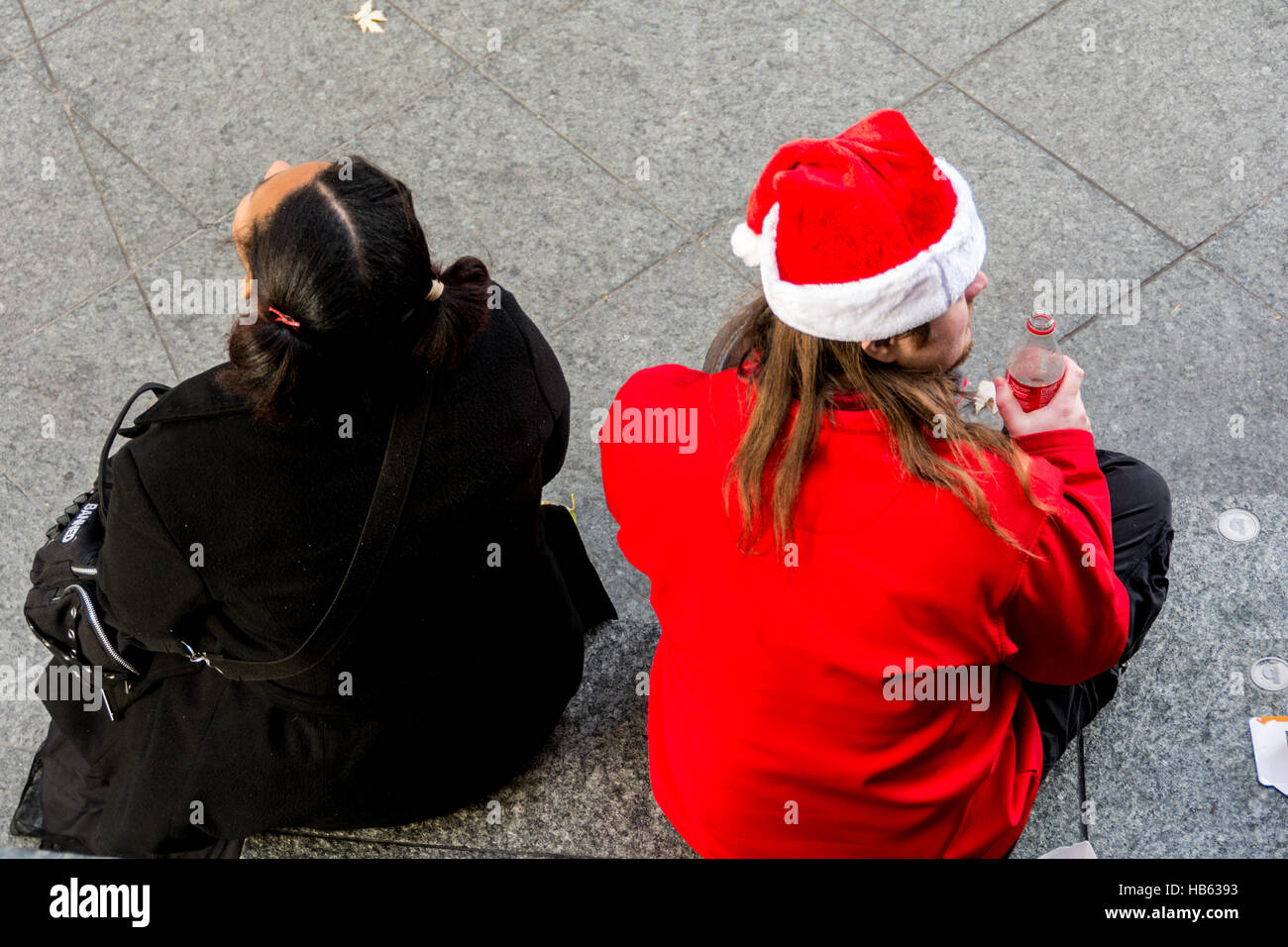 Santa s'arrête pour la boisson et un peu de déjeuner à Londres, Angleterre, Royaume-Uni Banque D'Images