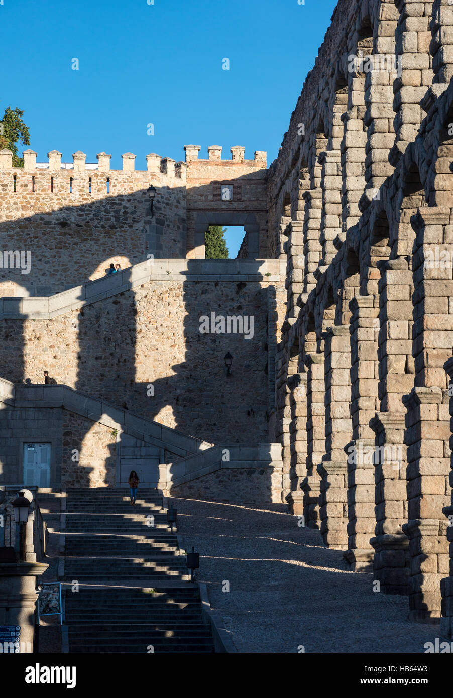 La fin de l'après-midi les ombres créées par l'Ségovie aqueduc romain du 1er siècle dans le Azuguejo Plaza, Segovia, Espagne Banque D'Images