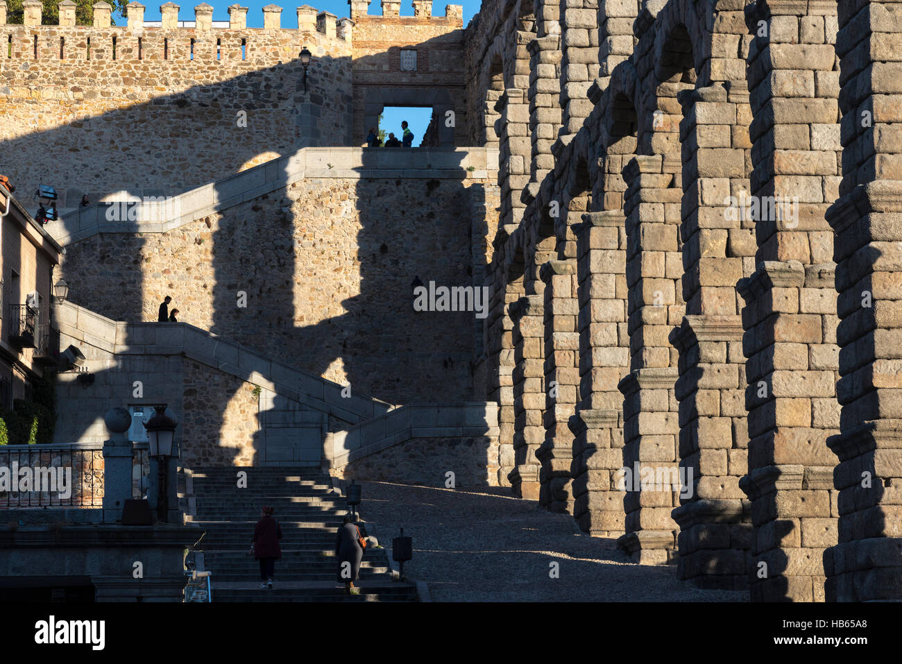 La fin de l'après-midi les ombres créées par l'Ségovie aqueduc romain du 1er siècle dans le Azuguejo Plaza, Segovia, Espagne Banque D'Images