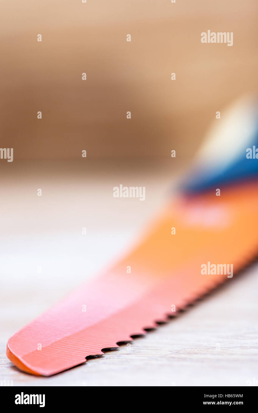 Un couteau à pain avec un bord dentelé Banque D'Images