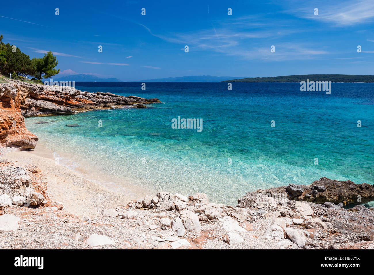 Côte rocheuse, eau de mer transparente. Île de Hvar, Croatie. Europe. Banque D'Images