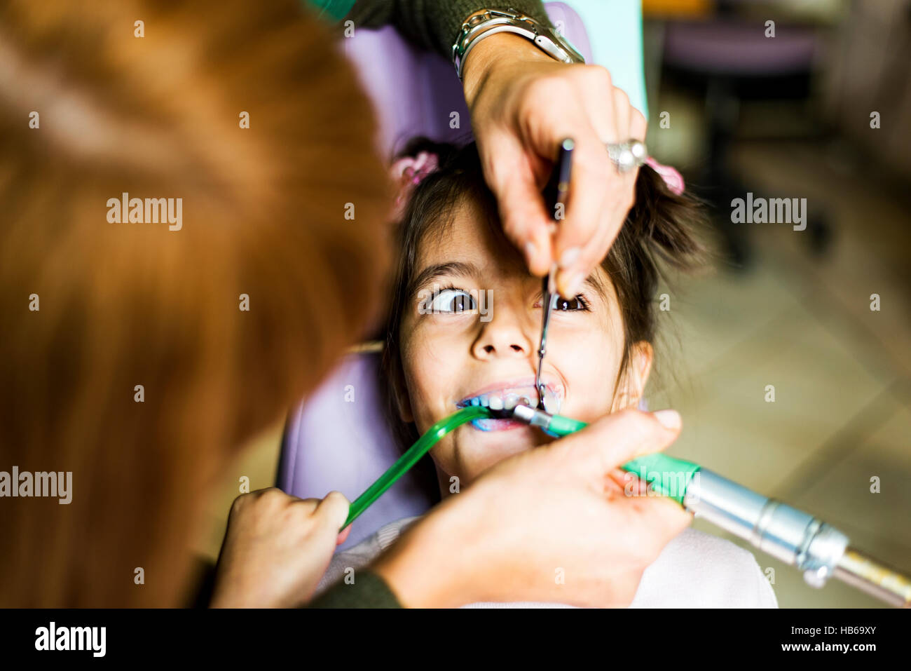 Petite fille obtenir les soins dentaires en bureau de dentiste Banque D'Images