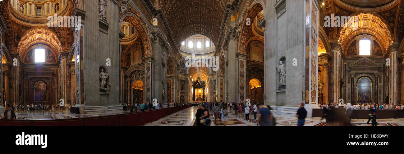 Puits de lumière fait irruption dans la Basilique St Pierre dans la Cité du Vatican, Rome, Italie Banque D'Images