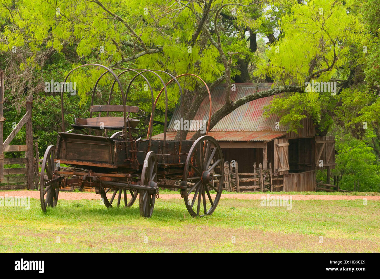Grange avec chariot, Sauer-Beckmann ferme, Lyndon B. Johnson State Park et site historique, Texas Banque D'Images
